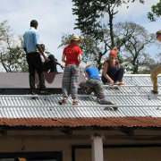 Teamwork auf der tansanischen Schule