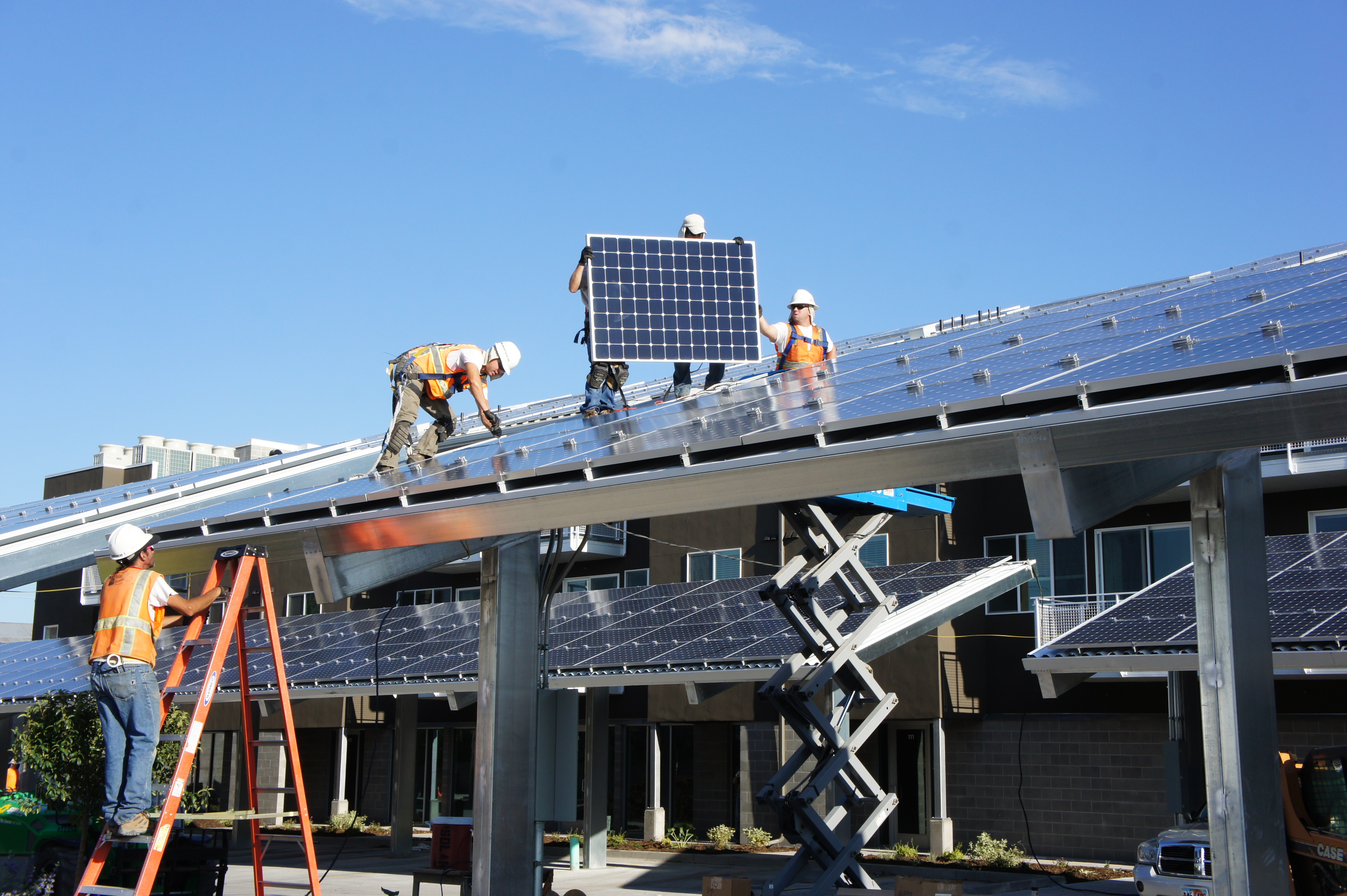Crews install the carport’s modules using scissor lifts during the complex’s construction.