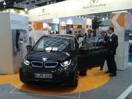 Christian im Gespräch mit interessierten Besuchern: Die Energiewende und die Rolle der Elektromobilität darin sind sehr gefragt