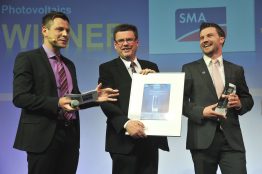 Johannes Weide (right) and Volker Wachenfeld (middle) received the Intersolar AWARD in the “Photovoltaics” category for the SMA Fuel Save Controller at Intersolar Europe 2014 in Munich. 