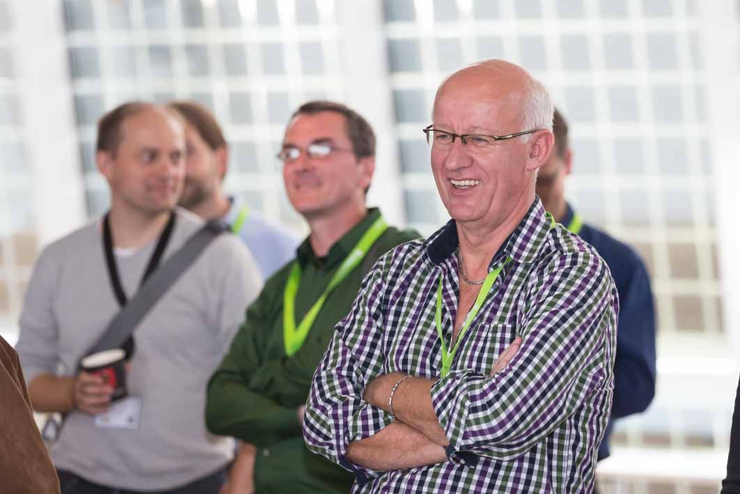 Auch der Sonnenflüsterer war da. Im Hintergrund Andreas Kühl von energynet.de und Craig Morris von energytransition.de. Foto: Heiko Meyer Barcamp Renewables bei SMA in Kassel. Foto: Heiko Meyer