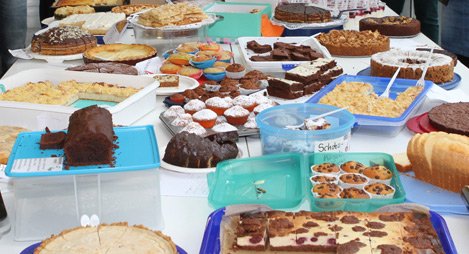 16.30 Uhr Immer wieder kommt die Frage „Wo soll ich mein Kuchen aufstellen?“, die Antwort: „Auf den Büffet-Tisch“. Ooooh… Kein Platz mehr! Die 12 Büffet-Tische sind randvoll gedeckt mit leckeren Salaten und Kuchen. 16.30 Uhr Immer wieder kommt die Frage „Wo soll ich mein Kuchen aufstellen?“, die Antwort: „Auf den Büffet-Tisch“. Ooooh… Kein Platz mehr! Die 12 Büffet-Tische sind randvoll gedeckt mit leckeren Salaten und Kuchen.