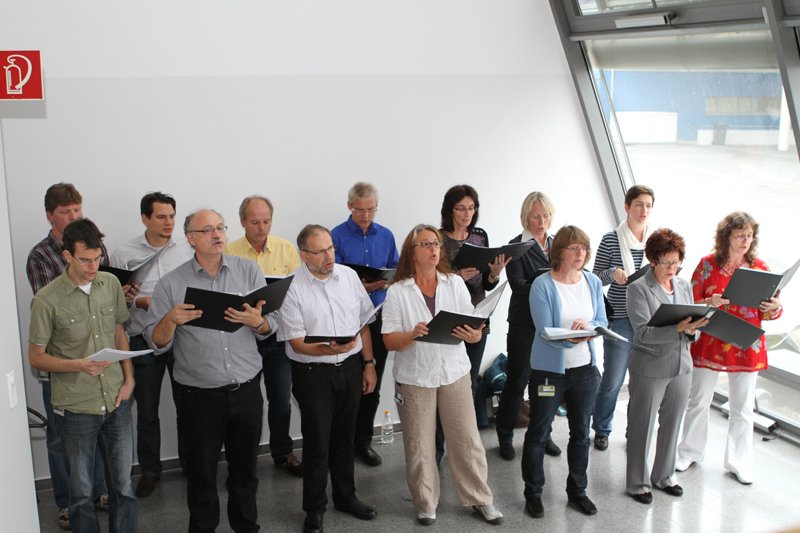 15.30 Uhr SMACapella, unser Kollegen des SMA Chors, fängt mit seinem Programm an – sehr beeindruckend und unterhaltsam. Sie können wirklich singen. 15.30 Uhr SMACapella, unser Kollegen des SMA Chors, fängt mit seinem Programm an – sehr beeindruckend und unterhaltsam. Sie können wirklich singen.
