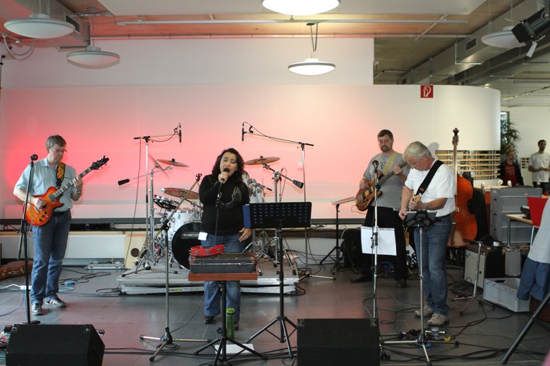 16 Uhr Die SMA Band Bluesmachine eröffnet die Bühne in der Kantine und sorgt für eine rockige Stimmung. 16 Uhr Die SMA Band Bluesmachine eröffnet die Bühne in der Kantine und sorgt für eine rockige Stimmung.