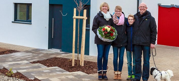 Die Gewinnerfamilie Freitag vor dem Dynahaus