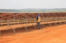 Das weltweit größte PV-Diesel-Hybridsystem mit Batteriespeicher ging im Dezember 2014 in der bolivianischen Provinz Pando in Betrieb. Die Kombination aus 5,2 MW Photovoltaikleistung und 2,2 MW Speicher mit 15,2 MVA installierter Genset Leistung versorgt 55.000 Einwohner mit Elektrizität. Das weltweit größte PV-Diesel-Hybridsystem mit Batteriespeicher ging im Dezember 2014 in der bolivianischen Provinz Pando in Betrieb. Die Kombination aus 5,2 MW Photovoltaikleistung und 2,2 MW Speicher mit 15,2 MVA installierter Genset Leistung versorgt 55.000 Einwohner mit Elektrizität.