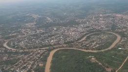 Cobija ist extrem abgelegen und bei dem für die Region typischen Starkregen nur schwer erreichbar. Wenn der Grenzfluss Rio Acre über die Ufer tritt, wird auch der Zuweg zum Dieselkraftwerk oft unpassierbar. Cobija ist extrem abgelegen und bei dem für die Region typischen Starkregen nur schwer erreichbar. Wenn der Grenzfluss Rio Acre über die Ufer tritt, wird auch der Zuweg zum Dieselkraftwerk oft unpassierbar.
