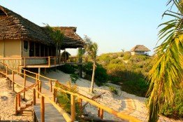 Die Travessia Beach Lodge liegt idyllisch am Strand und versorgt sich selbst mit umweltfreundlichem Solarstrom. Die Travessia Beach Lodge liegt idyllisch am Strand und versorgt sich selbst mit umweltfreundlichem Solarstrom.