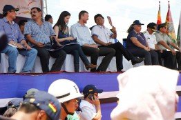 Boliviens Präsident Evo Morales bei der Einweihung des Hybridkraftwerks, daneben der dänische Botschafter Ole Thonke. Dänemark finanziert das Hybridkraftwerk im Rahmen eines Kooperationsvertrags zu 60 Prozent.