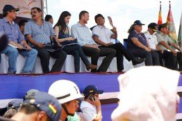 Boliviens Präsident Evo Morales bei der Einweihung des Hybridkraftwerks, daneben der dänische Botschafter Ole Thonke. Dänemark finanziert das Hybridkraftwerk im Rahmen eines Kooperationsvertrags zu 60 Prozent. Boliviens Präsident Evo Morales bei der Einweihung des Hybridkraftwerks, daneben der dänische Botschafter Ole Thonke. Dänemark finanziert das Hybridkraftwerk im Rahmen eines Kooperationsvertrags zu 60 Prozent.
