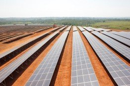 Eine PV Anlage mit 5,2 MW Photovoltaikleistung und 2,2 MW Speicher mit 15,2 MVA installierter Genset Leistung, geregelt durch die SMA Fuel Save Solution, versorgt im bolivianischen Hochland 55.000 Einwohner einer nahe gelegenen Kleinstadt mit Elektrizität. Eine PV Anlage mit 5,2 MW Photovoltaikleistung und 2,2 MW Speicher mit 15,2 MVA installierter Genset Leistung, geregelt durch die SMA Fuel Save Solution, versorgt im bolivianischen Hochland 55.000 Einwohner einer nahe gelegenen Kleinstadt mit Elektrizität.