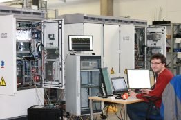 Oliver Schömann beim Überwachen eines Testlaufs 