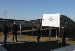 In bright sunshine Timo Ziepprecht and Jens Alter from SMA are watching the affixing of the info-boards at Sandershäuserberg. 