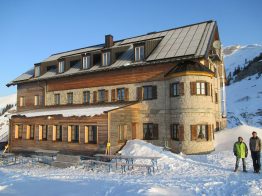 The new lithium battery in the 3-phase Sunny Island system performs outstandingly in the Rotwandhaus, too, despite high electricity demand all year round and a large number of cycles.