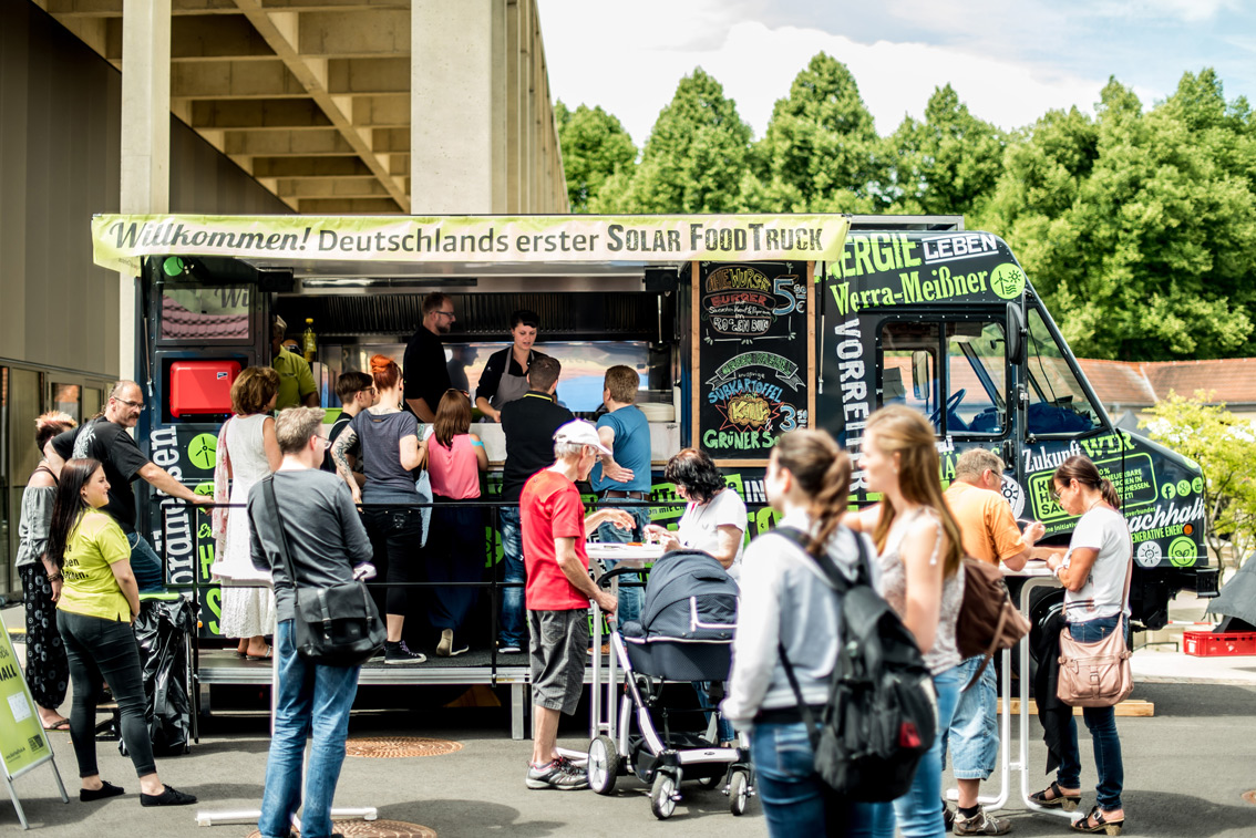 Hier bruzzelt der Burger mit Solarenergie: der Solar Food Truck macht am Freitag, den 11.9.2015 beim Barcamp Renewables halt. (Quelle: Solar Food Truck) Hier bruzzelt der Burger mit Solarenergie: der Solar Food Truck macht am Freitag, den 11.9.2015 beim Barcamp Renewables halt. (Quelle: Solar Food Truck)