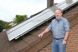 Zuverlässiger Energielieferant auf dem Dach: Seit 1993 produziert die Anlage von Dieter Frosch Solarstrom. Zuverlässiger Energielieferant auf dem Dach: Seit 1993 produziert die Anlage von Dieter Frosch Solarstrom.