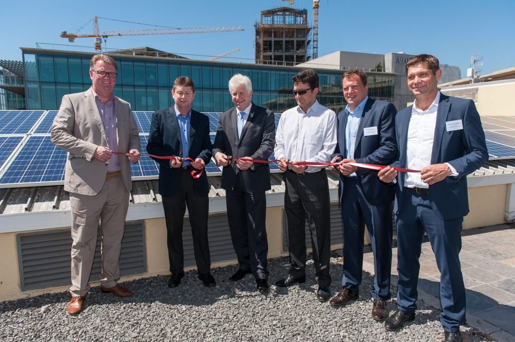 Einweihung der Solaranlage auf den Dächern der V & A Waterfront: Gregor Küpper (SolarWorld SA), Colin Devenish (V&A Waterfront), Alan Winde (Minister of Economic Opportunities of Western Cape), Axel Scholle (Sustainable Power Solutions), Thorsten Ronge (SMA SA), Bernhard Suchland (Schletter SA).