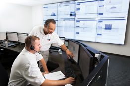 Das SMA Service Team im Solar Monitoring Center stellt sicher, dass die Systeme seiner Kunden einwandfrei arbeiten. Das SMA Service Team im Solar Monitoring Center stellt sicher, dass die Systeme seiner Kunden einwandfrei arbeiten.