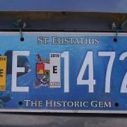 Ein Nummernschild am Auto auf St. Eustatius.