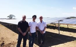 Andreas Hoefer (r) and Mathias Zenker (l) together with investor Leandro Leviste are happy about their successful work in the Philippines.