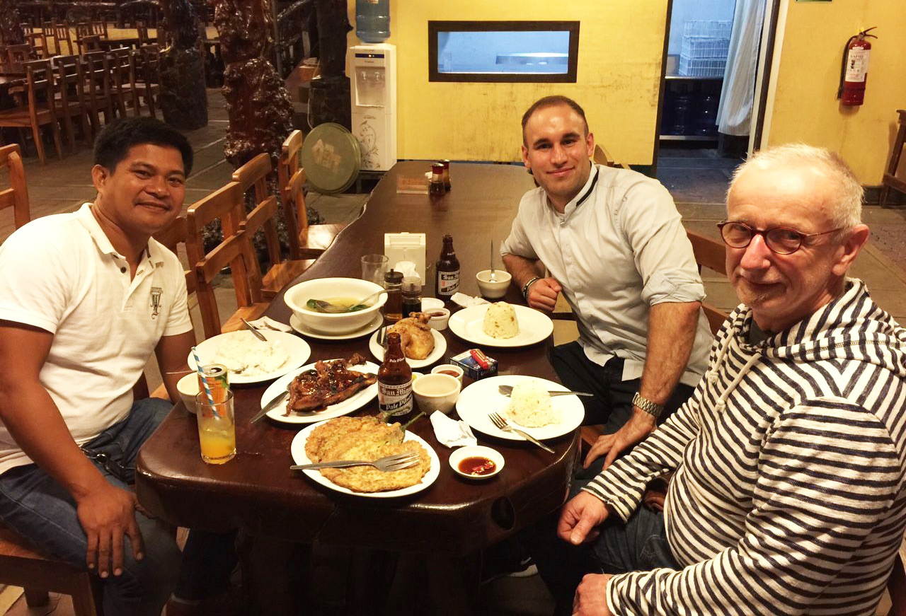 Andreas Hoefer (middle) und Mathias Zenker were delighted about the delicious food in the cafeteria.