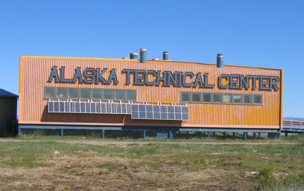 Das Alaska Technical Center in Kotzebue nutzt eine Fassadenmontierte Solaranlage, um die Kosten für Diesel zu reduzieren. Das Alaska Technical Center in Kotzebue nutzt eine Fassadenmontierte Solaranlage, um die Kosten für Diesel zu reduzieren.