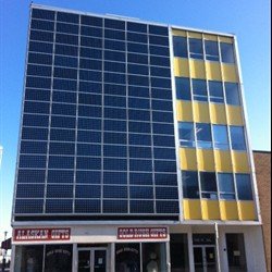 Insgesamt 96 Solarmodule sind an der Fassade des Gebäudes in Anchorage, Alaska, angebracht und erzeugen mit 3 Sunny Boy 6000-US Solarstrom. Insgesamt 96 Solarmodule sind an der Fassade des Gebäudes in Anchorage, Alaska, angebracht und erzeugen mit 3 Sunny Boy 6000-US Solarstrom.
