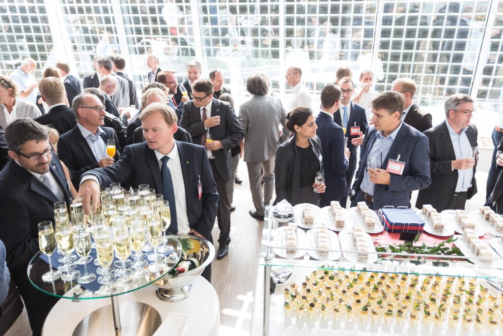Feierliche Atmosphäre in der Solar Academy mit Sekt und Häppchen.