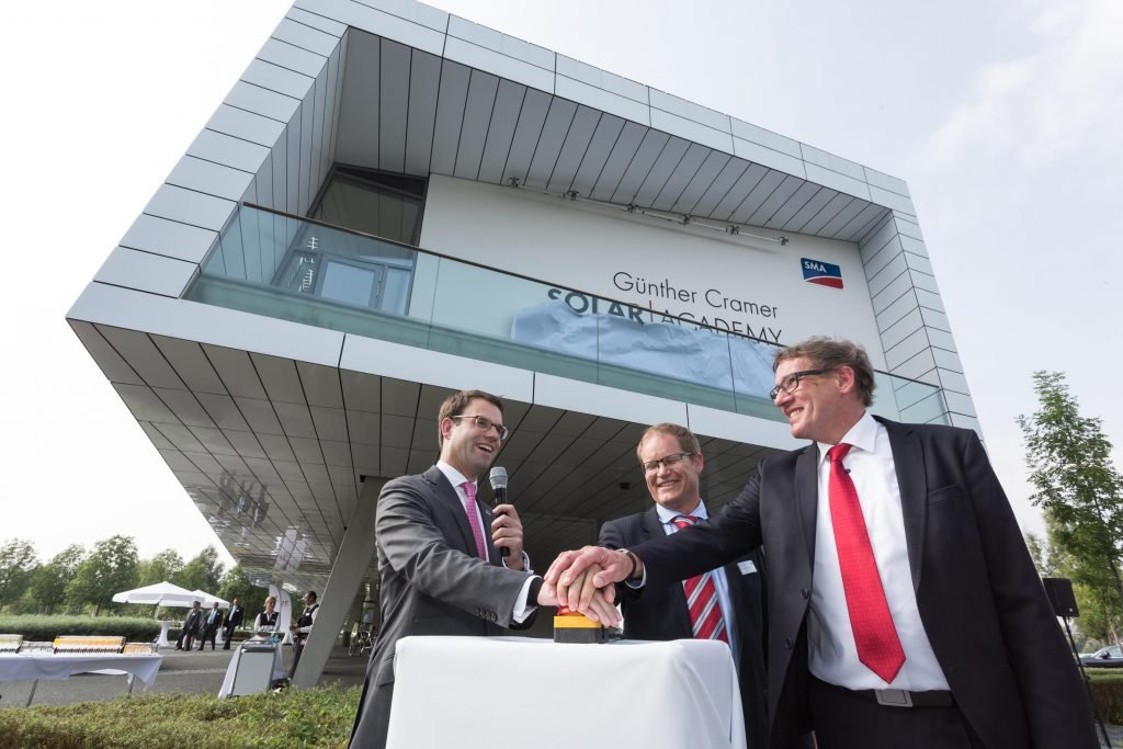 The curtain comes down: To mark the company’s anniversary, the SMA Solar Academy was renamed Günther Cramer Solar Academy in honor of Günther Cramer.