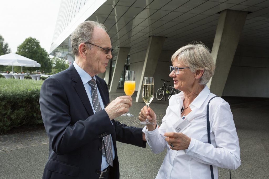 Prof. Dr. Werner Kleinkauf, Mentor der SMA Gründer und Irene Cramer stoßen auf das 35 Jährige Firmenjubiläum an. 