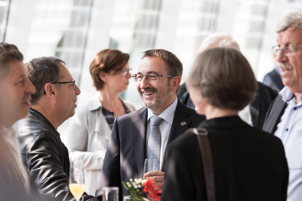 SMA founder Reiner Wettlaufer (center) in conversation with guests.