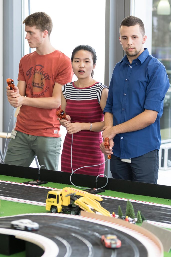 Full concentration on the racetrack: SMA employees put their driving skills to the test on the three-lane Carrera racetrack. 