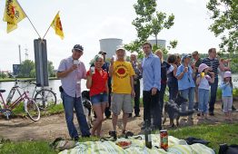 Erhard Renz (links) auf der Abschaltparty des AKWs Biblis im Mai 2012 