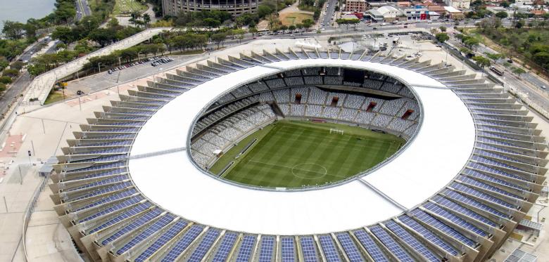 Auf dem Dach des Fußballstadions Estádio Mineirão in Belo Horizonte gibt es eine Photovoltaik-Anlage, die 2.000 Megawattstunden Strom pro Jahr erzeugt. Stadion Belo Horizonte mit PV Quelle pa AP Photo