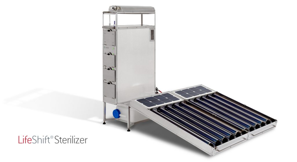 Der LifeShift Sterilizer ist ein tragbares, solarbetriebenes Medizingerät zur Reinigung, Desinfektion und Sterilisation von OP-Instrumenten. Es ist speziell für den Einsatz in Entwicklungs- und Schwellenländern konzipiert. Der LifeShift Sterilizer ist ein tragbares, solarbetriebenes Medizingerät zur Reinigung, Desinfektion und Sterilisation von OP-Instrumenten. Es ist speziell für den Einsatz in Entwicklungs- und Schwellenländern konzipiert.