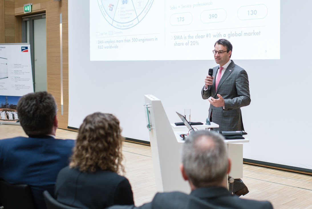 SMA CEO Urbon erklärt Mehrwert von Batteriespeichern SMA CEO & CSO Pierre-Pascal Urbon sieht Batteriespeicher als Wachstumstreiber auf dem Weltmarkt, weil sie den Kunden entsprechende Mehrwerte bieten.