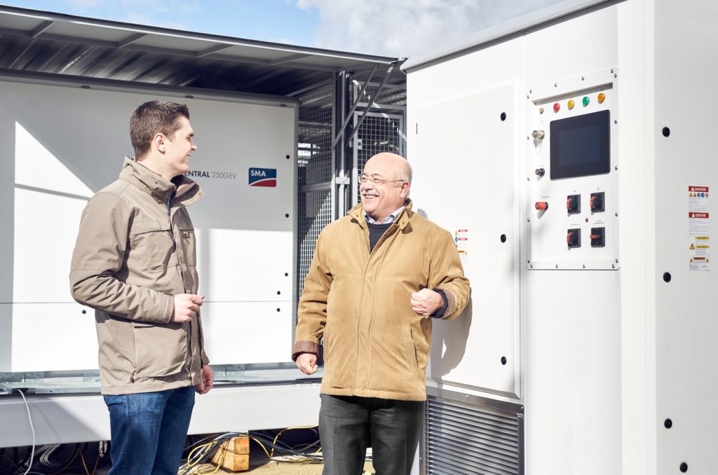 Im SMA Solarpark begutachten Jan-Hendrik Welzel und Bernhard Voll die Testfortschritte der neuen Medium Voltage Power Station. sunnycentralsmasolarwithoutcompromise3