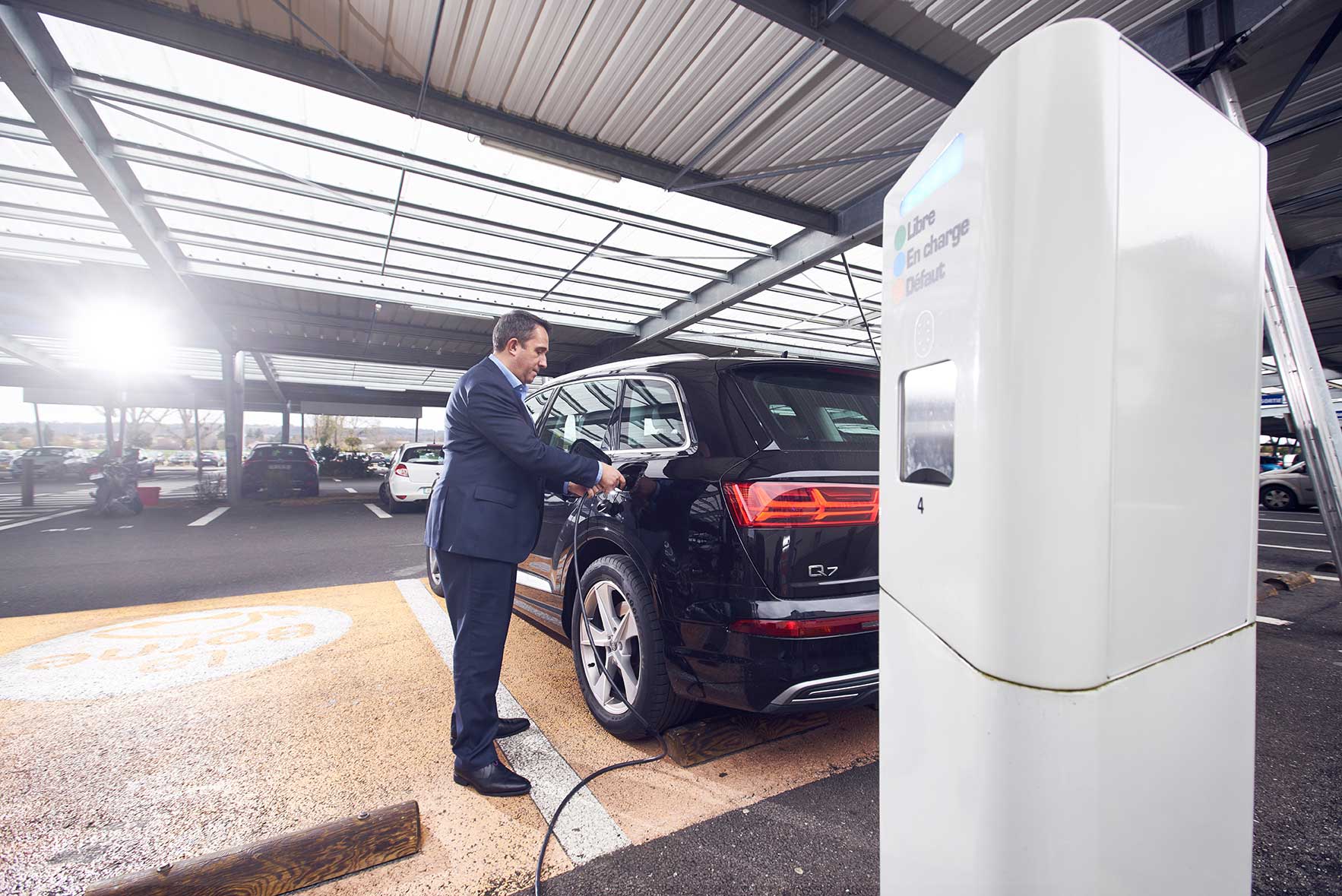 Kundenfreundlich. Während des Einkaufs können Besucher des Hypermarché Leclerc ihre E-Autos mit sauberem Solarstrom laden. sma_e-ladesaeule_hypermarche_web