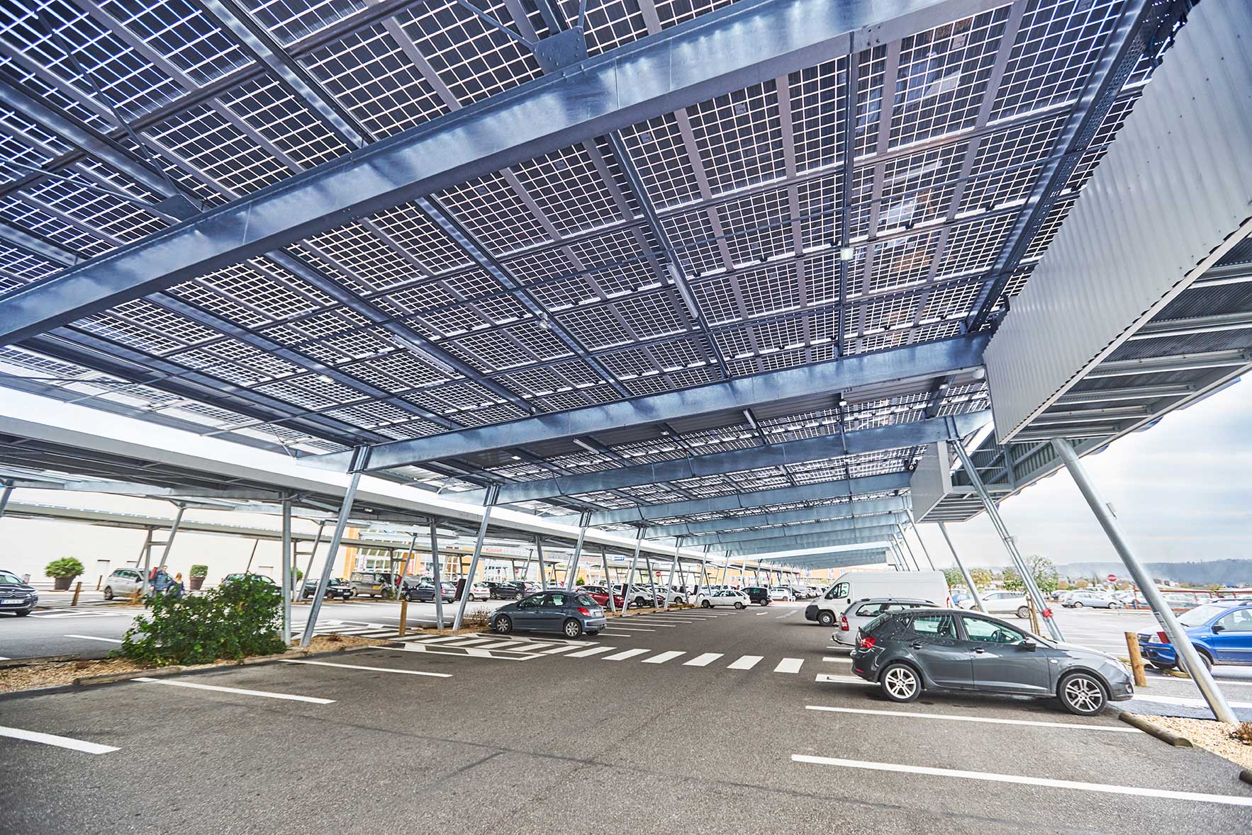 Effizient. Mit dem Sunny Tripower Core1 können Betreiber gewerblicher Solaranlagen wie Stéphan Onillon künftig bis zu 60 Prozent Installationszeit sparen und die Betriebskosten weiter senken. sma_solardach_gewerbliche-anlage_web