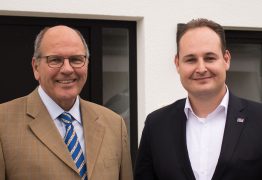 Dr. Ulrich Stiebel (left), Supervisory Board member at Stiebel Eltron, and Armin-Alija Hausic (right), SMA Sales Engineer.