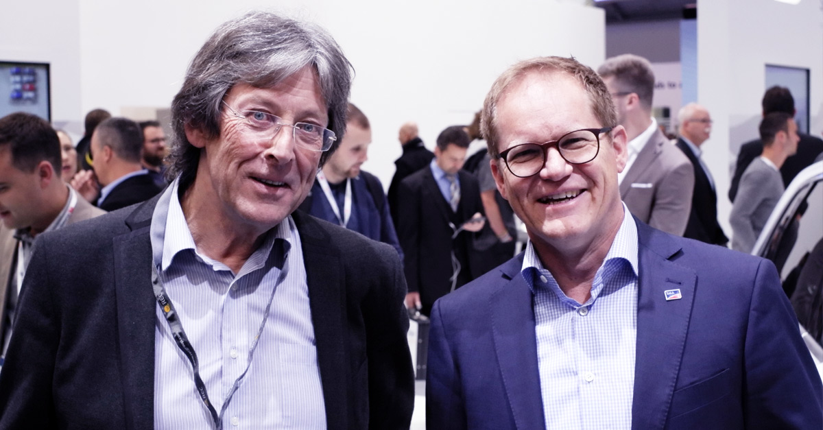 Installateur Steve Wade (rechts) mit SMA CEO Jürgen Reinert bei der Intersolar 2019