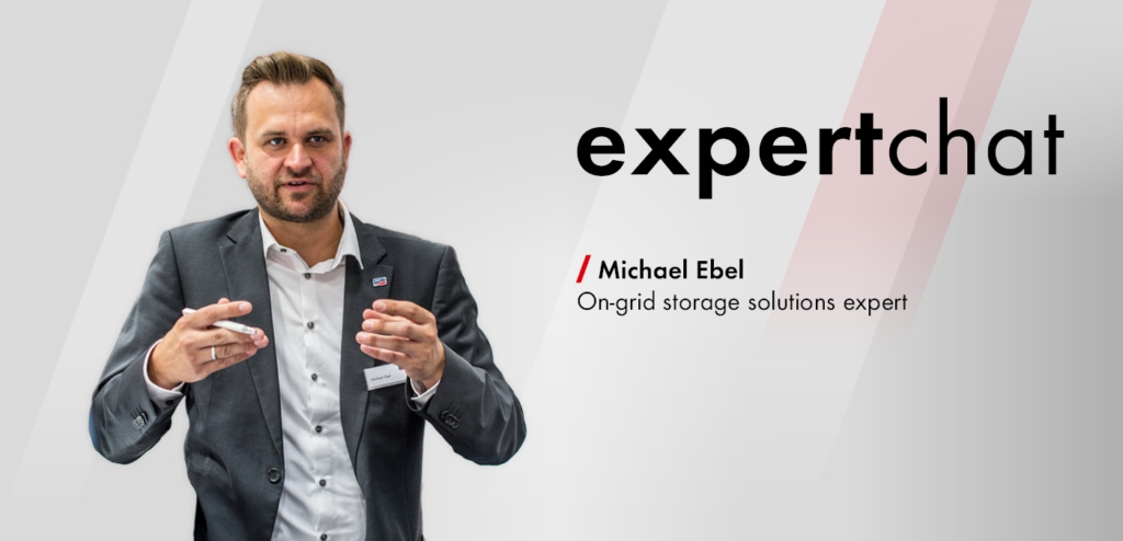 Die Beziehung zwischen Heimspeicherlösungen und Michael Ebel hält bereits ein Jahrzehnt. Er war von Anfang an für SMA dabei und hat den Markt für einen Rückblick noch mal besonders unter die Lupe genommen. Er gibt Einblicke in eine Entwicklung auf der Überholspur, verrät, was eine gute Partnerschaft ausmacht und sagt, warum die Batterie im Heimspeichersystem von Anfang an mitgedacht werden sollte.