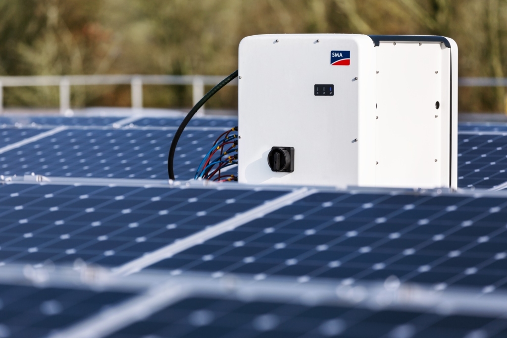 Solar inverter, bir yandan FV tesisinin enerji verimliliğini izlerken diğer yandan herhangi bir sorun meydana geldiğinde uyarı verir.