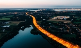 Stadt mit stabiler Energieversorgung, nachts beleuchtet.