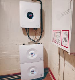 Komponenten einer PV-Anlage mit Ersatzstrom: Hybrid-Wechselrichter Sunny Boy Smart Energy, Backup Kit, Batteriespeicher und Zählerschrank