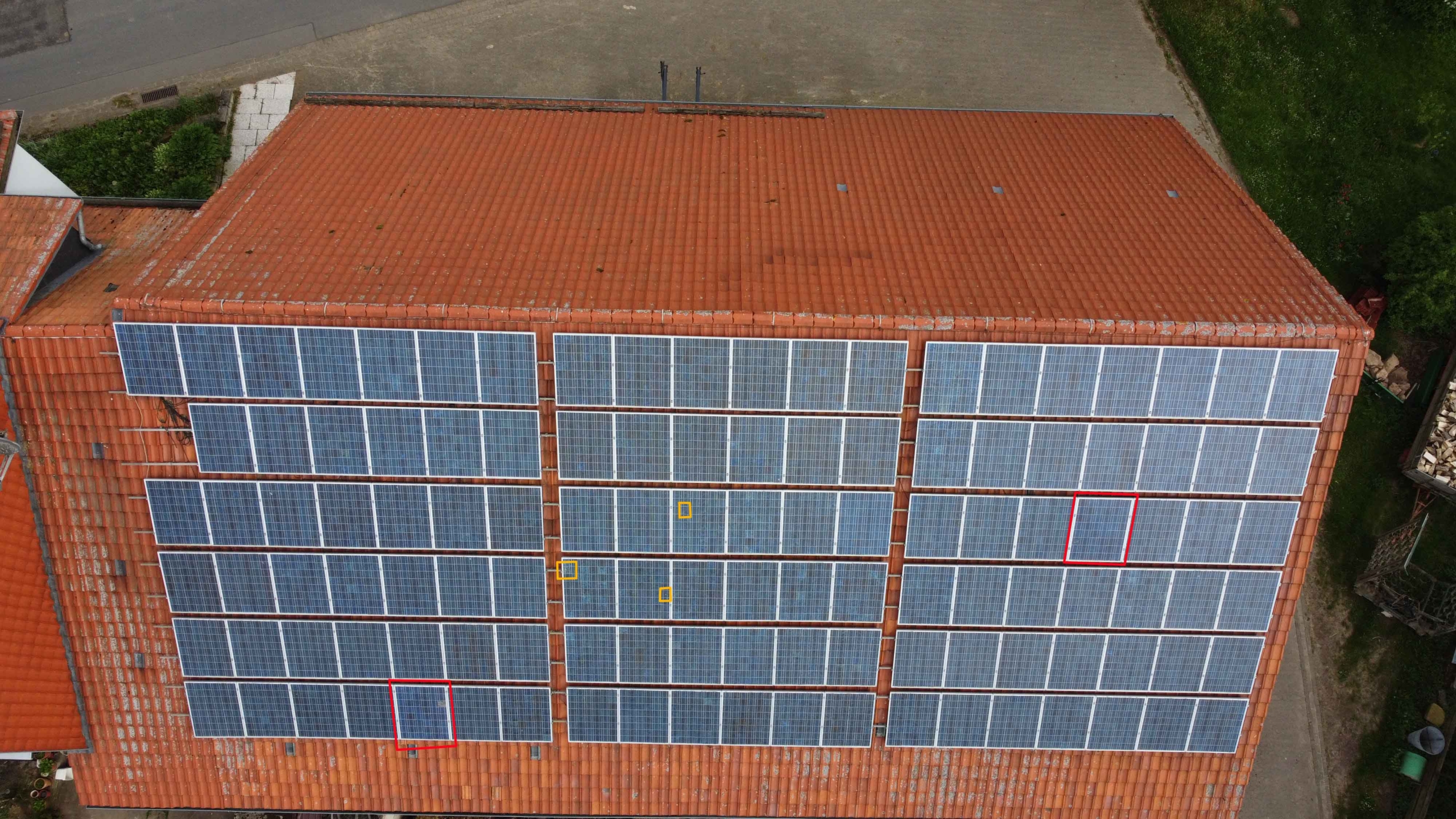 Drohnenaufnahme einer großen Photovoltaikanlage zur Inspektion von Modulen